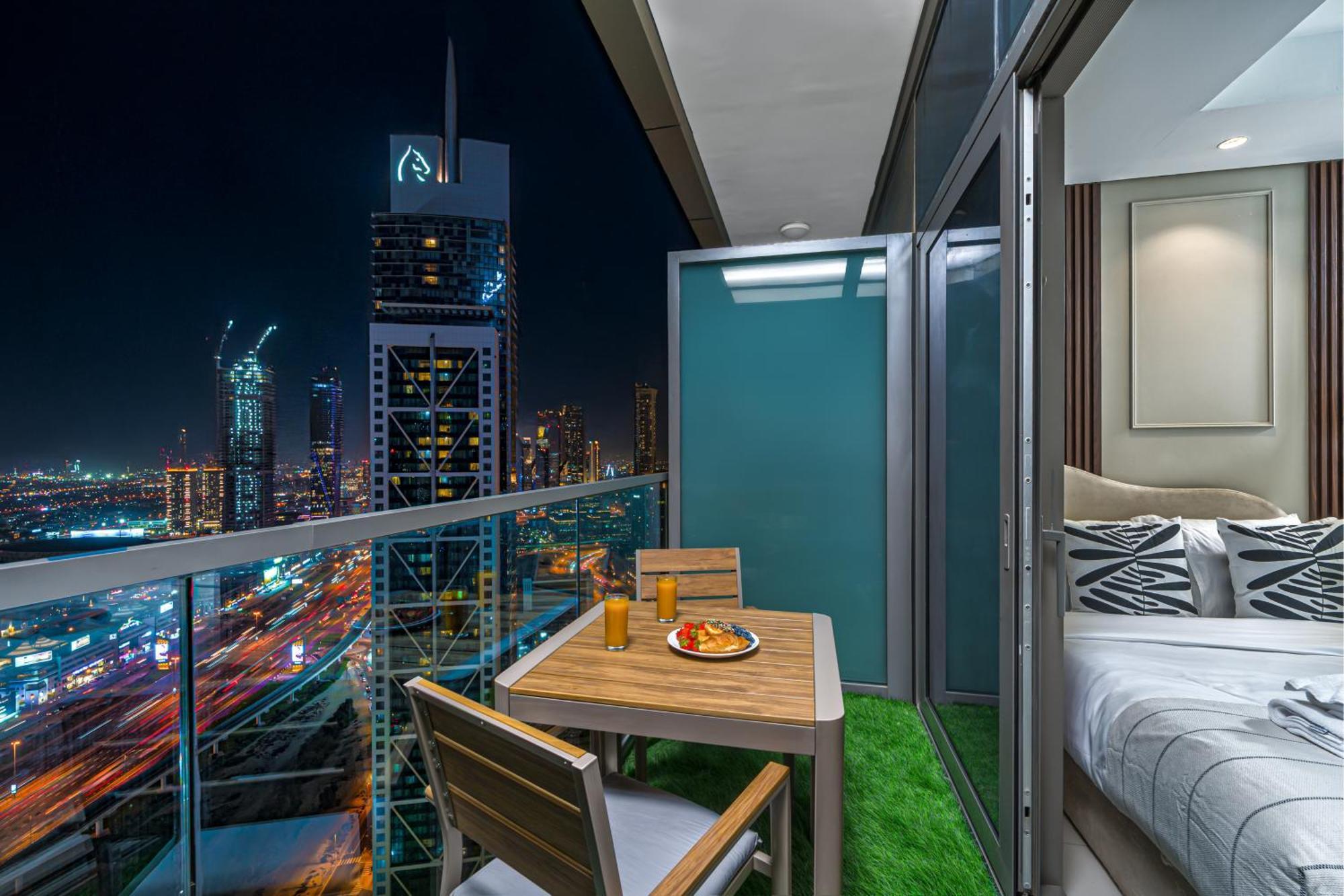 Scenic Infinity Pool With Burj Khalifa Views Apartment