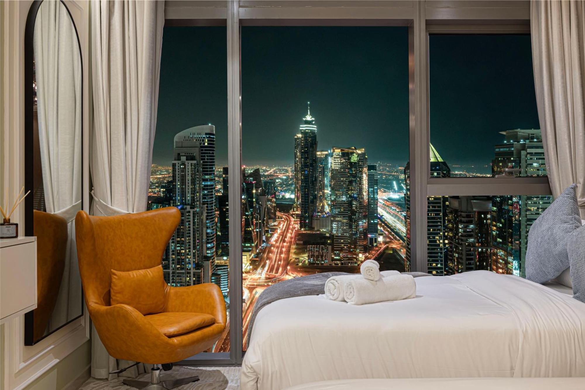 Scenic Infinity Pool With Burj Khalifa Views Apartment